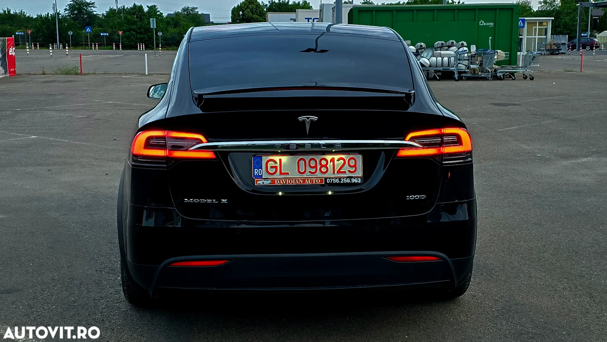 Tesla Model X - 8