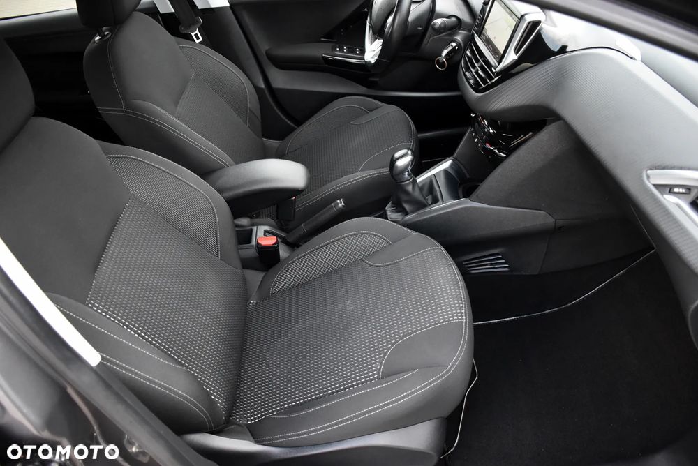 Peugeot 208 - 24