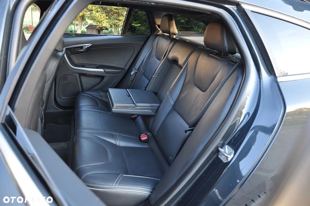 Volvo V60 D5 R-Design - 25