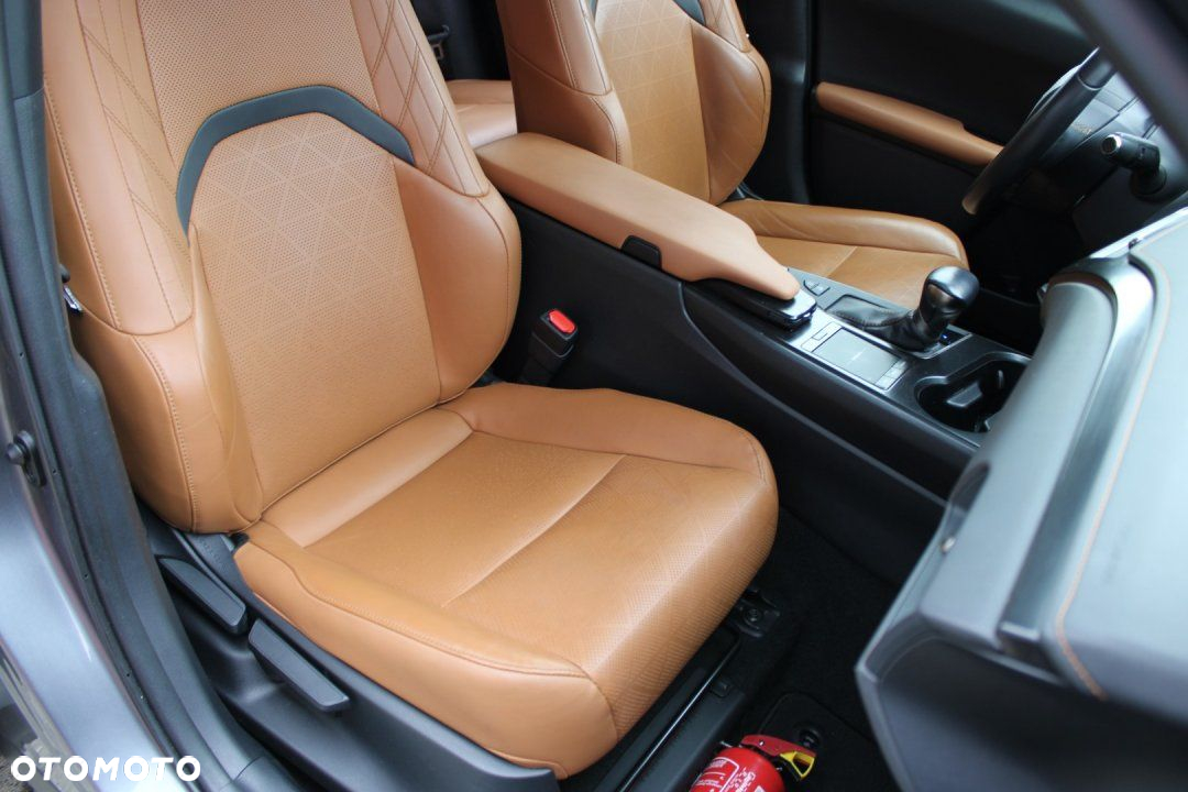 Lexus UX - 19