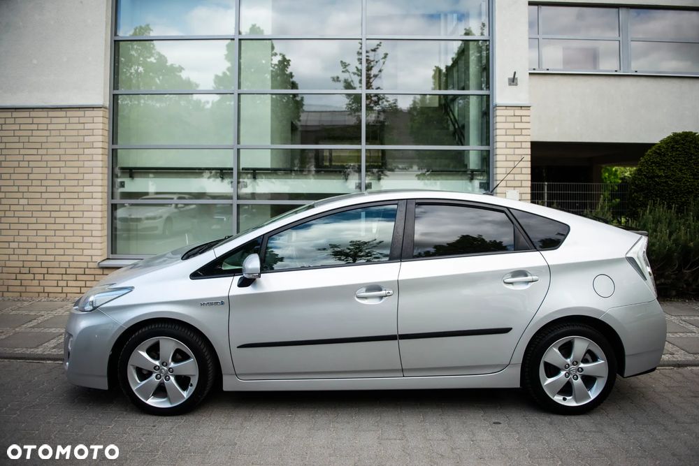 Toyota Prius (Hybrid) Executive - 3