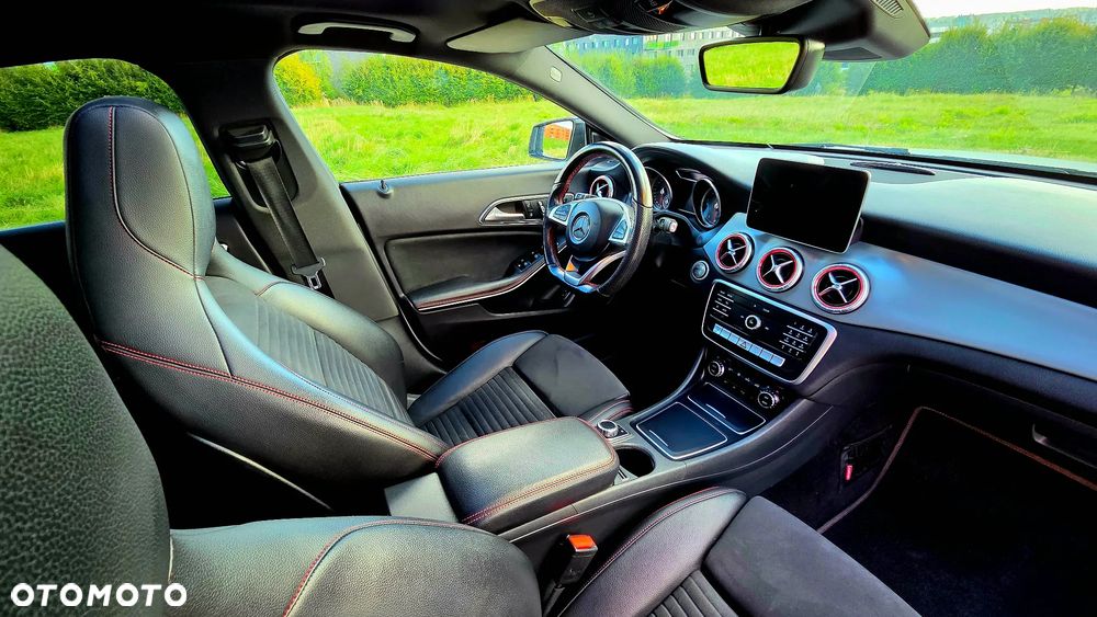 Mercedes-Benz CLA 220 4-Matic AMG Line - 13