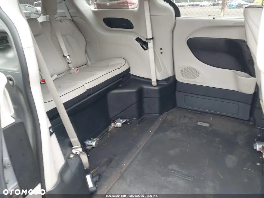 Chrysler Pacifica - 10