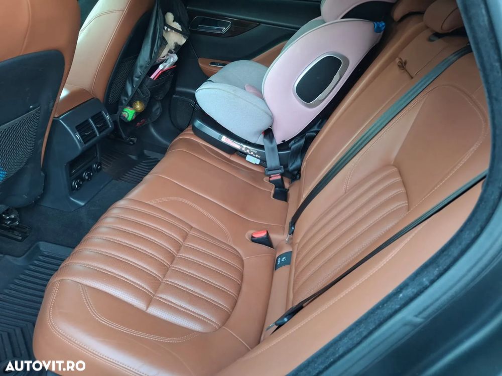 Jaguar F-Pace 20d AWD Portfolio - 8