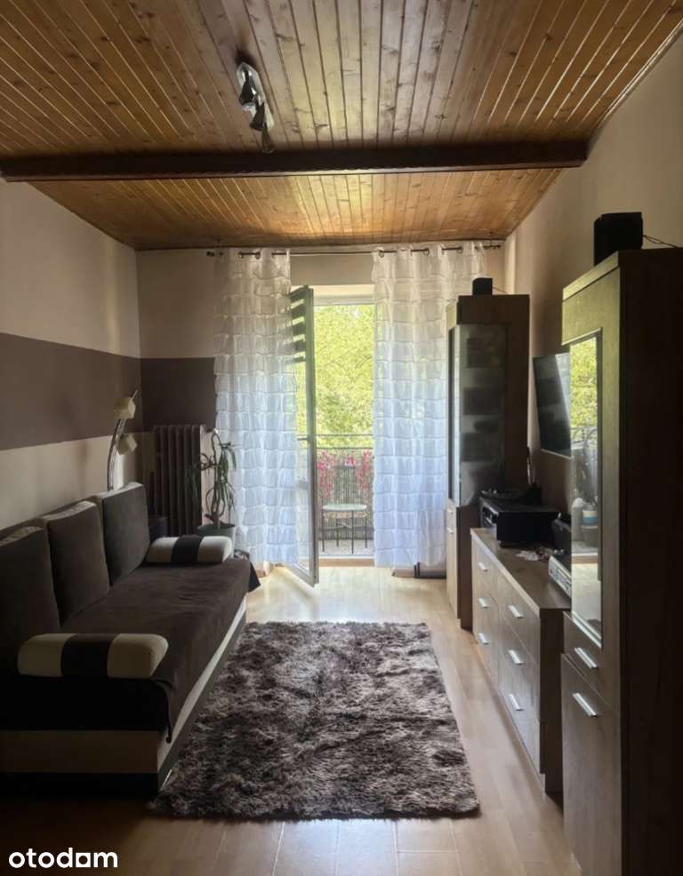 2 oddzielne pokoje, balkon, piwnica i winda.
