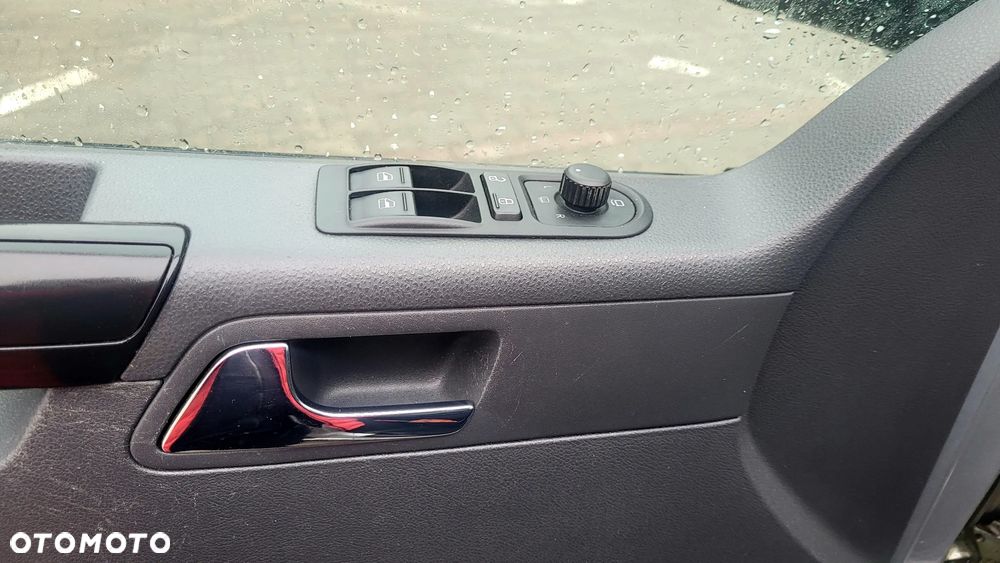 Volkswagen Caravelle - 9