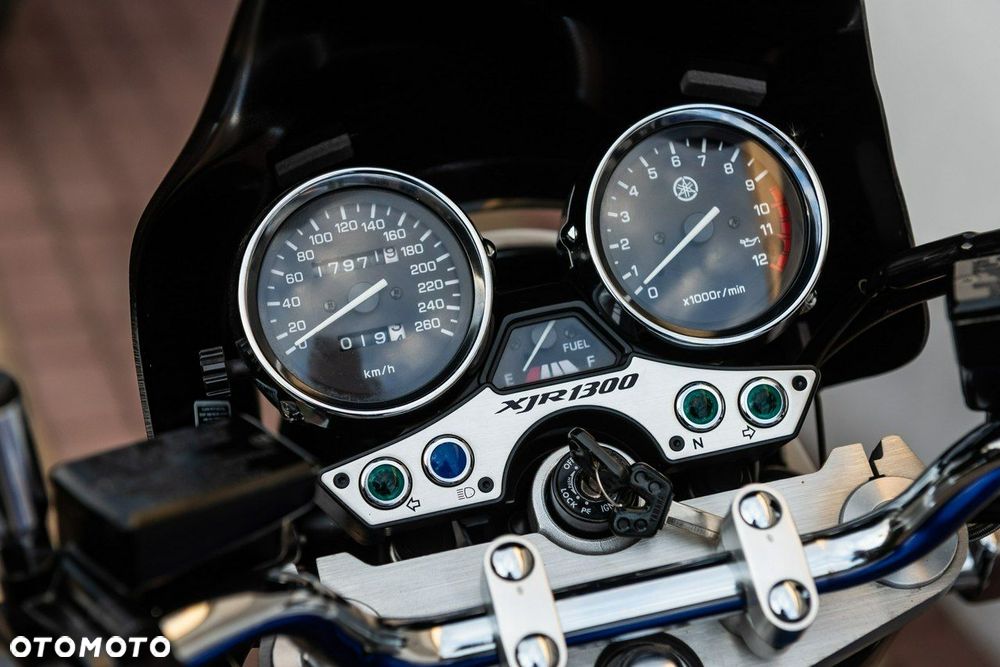 Yamaha XJR - 8