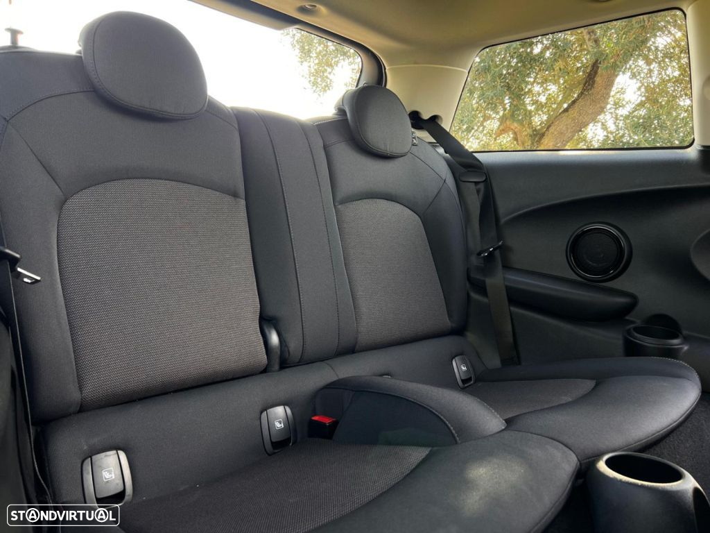 MINI 3 Portas Cooper Essential - 15