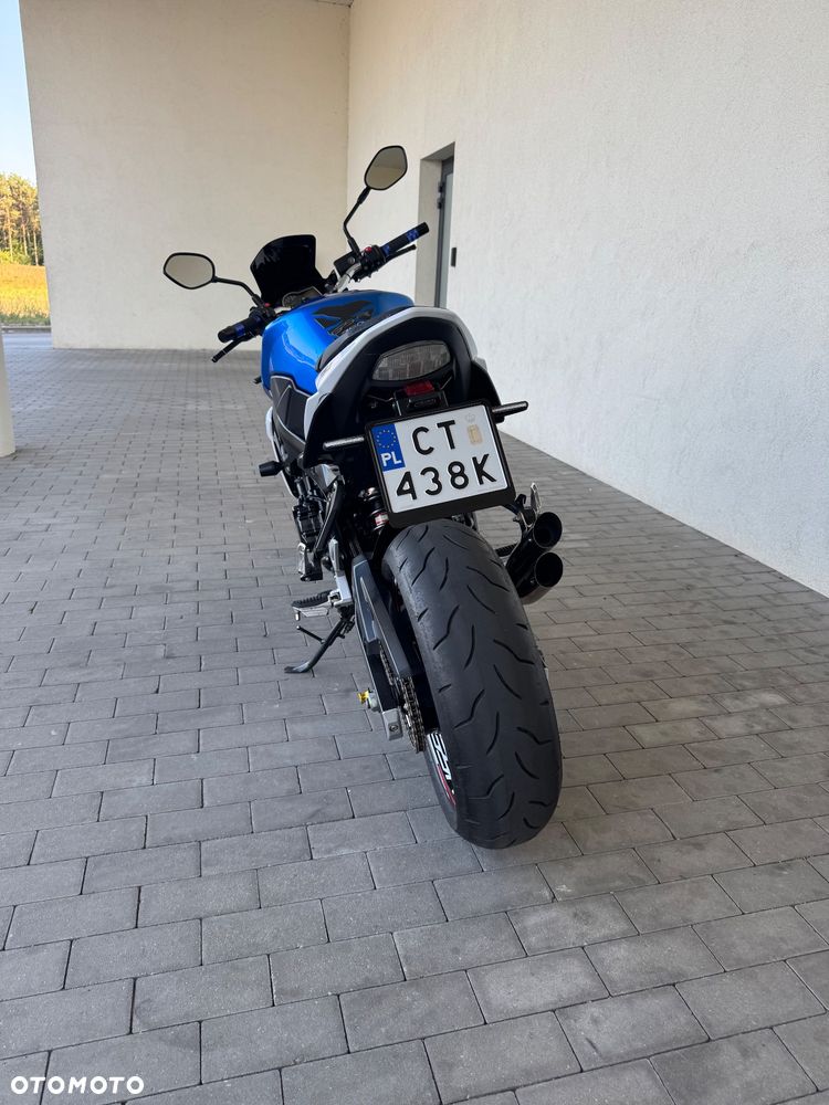 Suzuki GSR - 4