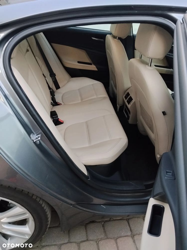 Jaguar XE 2.0 T Prestige - 16