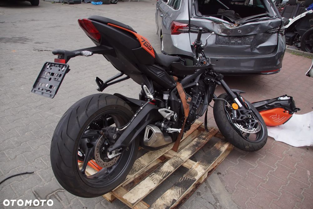 Motocykl na części 692106889 Triumph Street Triple 765 R 88kw 2025 silnik głowica blok silnika pokrywa zaworów pokrywa sprzęgła pokrywa alternatora miska olejowa wał korbowy korbowody tłoki cylindry wałki rozrządu łańcuch rozrządu napinacz rozrządu zawory sprzęgło kosz sprzęgłowy tarcze sprzęgłowe skrzynia biegów rozrusznik alternator stator pompa oleju pompa wody termostat chłodnica wentylator chłodnicy zbiorniczek wyrównawczy przepustnice listwa wtryskowa wtryskiwacze cewki zapłonowe airbox filtr powietrza pompa paliwa zbiornik paliwa korek paliwa kolektor wydechowy tłumik katalizator sondy lambda rama subframe wahacz amortyzator tylny lagi golenie półka górna półka dolna kierownica manetki przełączniki kierownicy klamka sprzęgła klamka hamulca pompa hamulcowa przednia pompa hamulcowa tylna przewody hamulcowe zaciski przednie zacisk tylny tarcze hamulcowe pompa ABS moduł ABS czujniki ABS felga przednia felga tylna koło przednie koło tylne oś przednia oś tylna piasta zabierak zębatka przednia zębatka tylna łańcuch napędowy napinacze łańcucha ślizg łańcucha osłona łańcucha quickshifter czujnik quickshiftera cięgno quickshiftera dźwignia zmiany biegów set lewy set prawy podnóżki kierowcy podnóżki pasażera dźwignia hamulca tylnego stopka boczna czujnik stopki lampa przednia lampa tylna kierunkowskazy licznik wyświetlacz sterownik ECU immobilizer stacyjka kluczyk wiązka elektryczna skrzynka bezpieczników regulator napięcia przekaźniki czujnik położenia wału czujnik biegu czujnik temperatury siedzenie kierowcy siedzenie pasażera zadupek boczki plastiki owiewki osłony zbiornika osłona chłodnicy błotnik przedni błotnik tylny nadkole uchwyt tablicy rejestracyjnej lusterko lewe lusterko prawe klakson linka sprzęgła przewody paliwowe przewody chłodnicze wsporniki uchwyty mocowania tuleje gumy śruby - 19