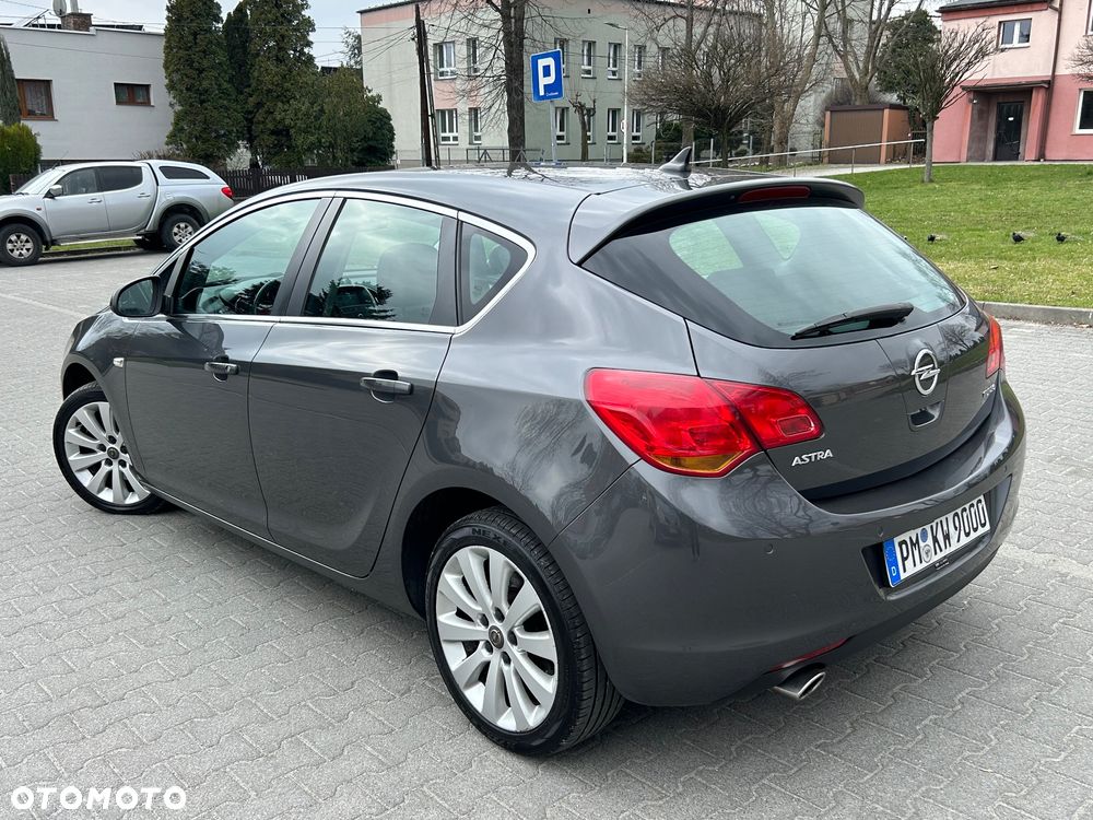 Opel Astra 1.6 Turbo Cosmo - 4