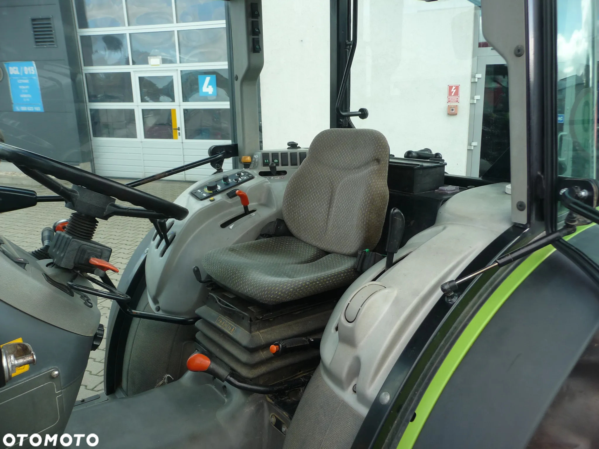 Claas Nexos 240F - 6