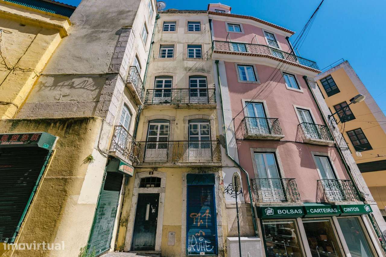 Prédio para Remodelação Total com 5 Apartamentos e 2 Lojas na Mouraria - Grande imagem: 2/34