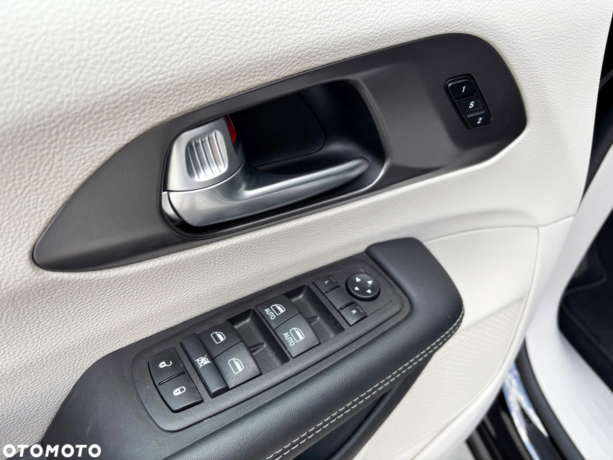 Chrysler Pacifica - 36