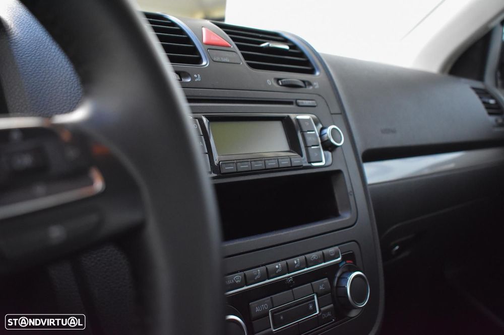 VW Jetta 1.6 TDi Highline - 14