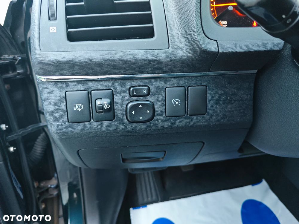 Toyota Avensis 1.8 Sol plus NAVI - 30