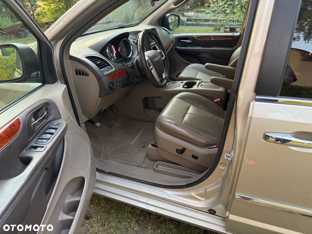 Chrysler Town & Country 3.6 Limited - 11