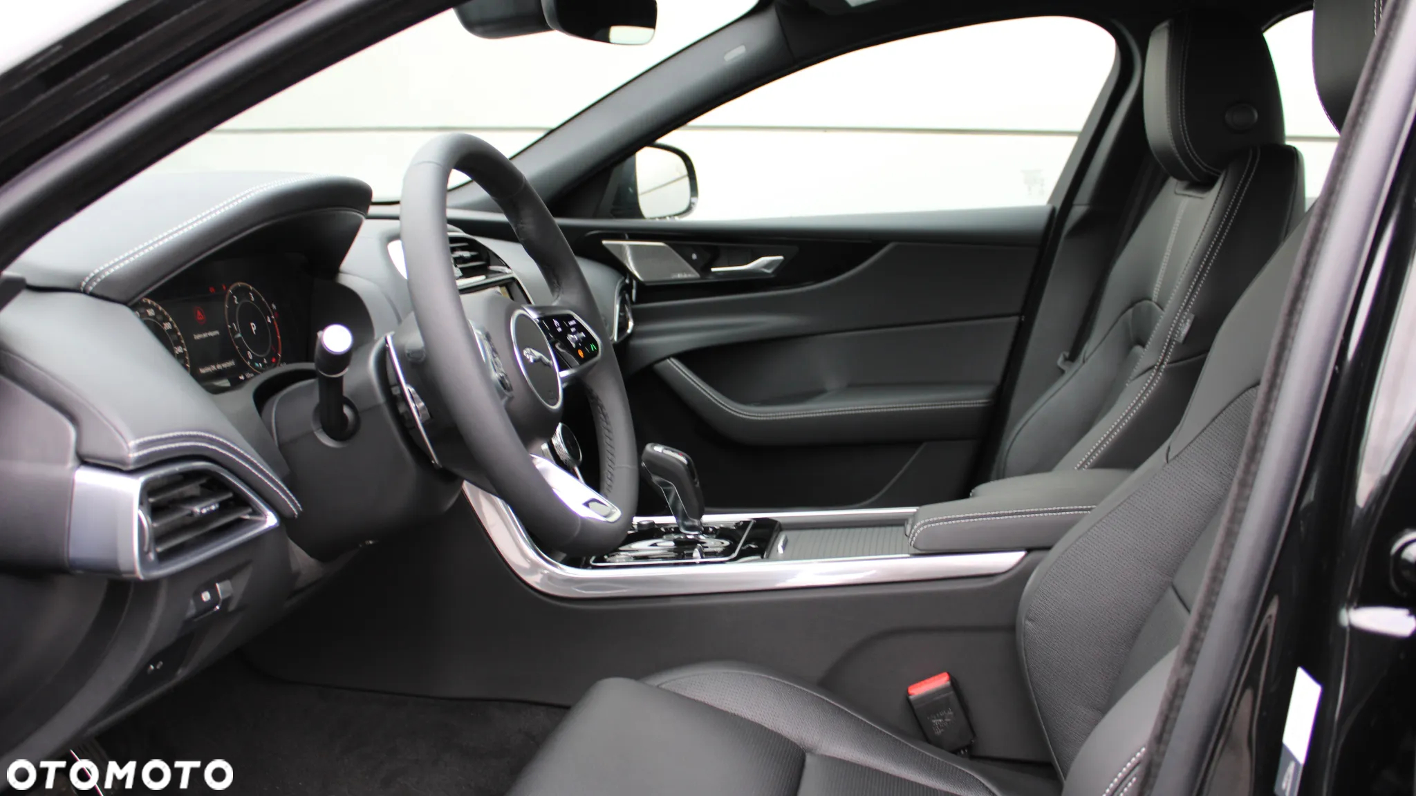 Jaguar XE - 4