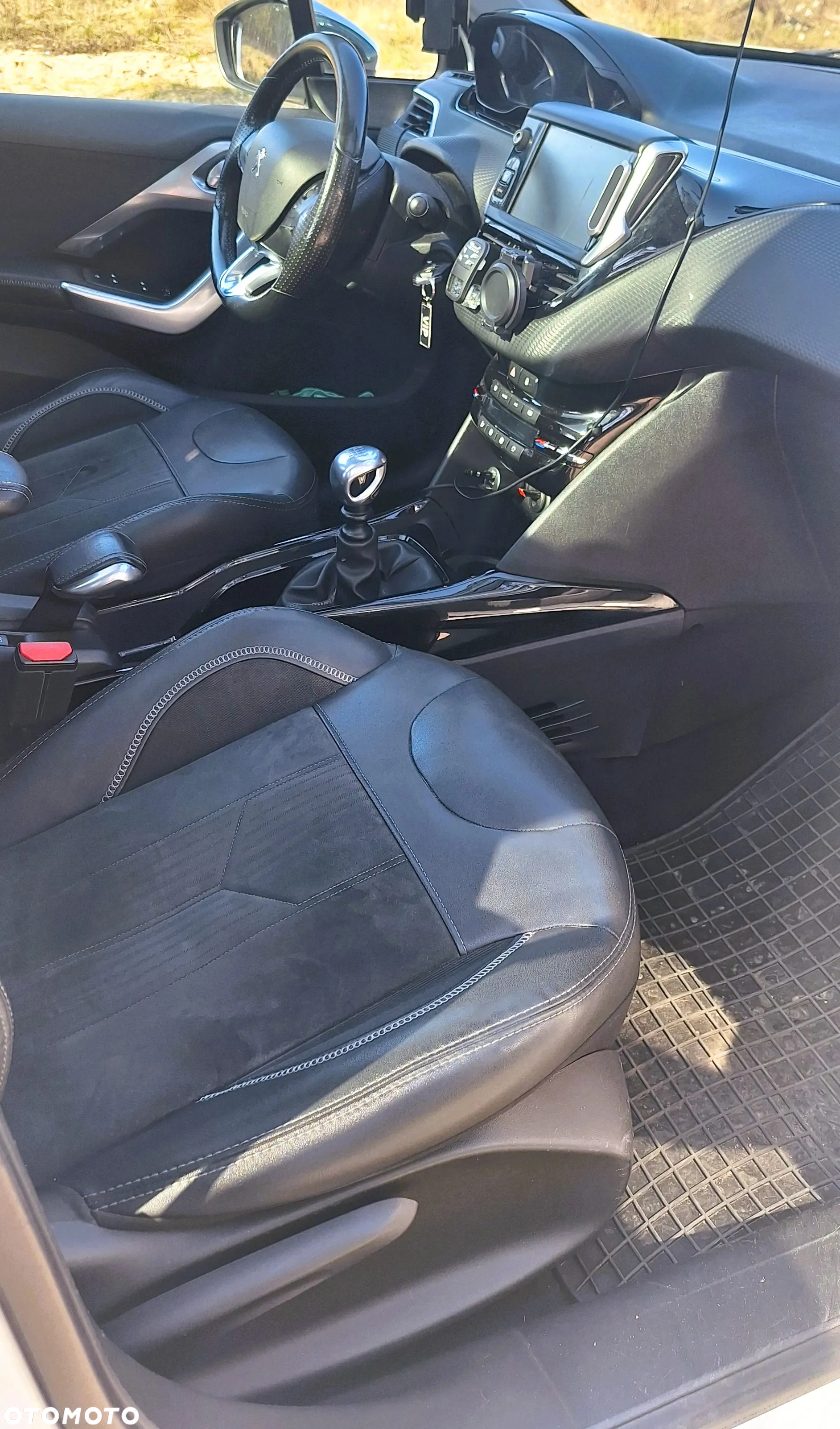 Peugeot 2008 1.2 Pure Tech Allure S&S - 17