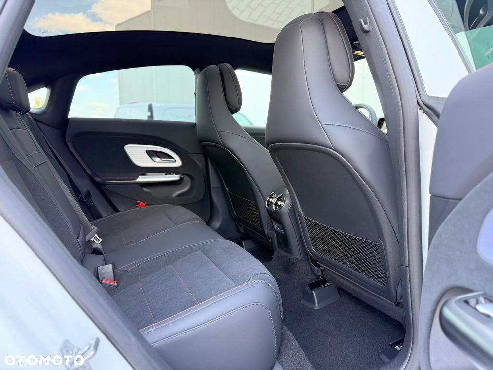 Mercedes-Benz CLA - 33