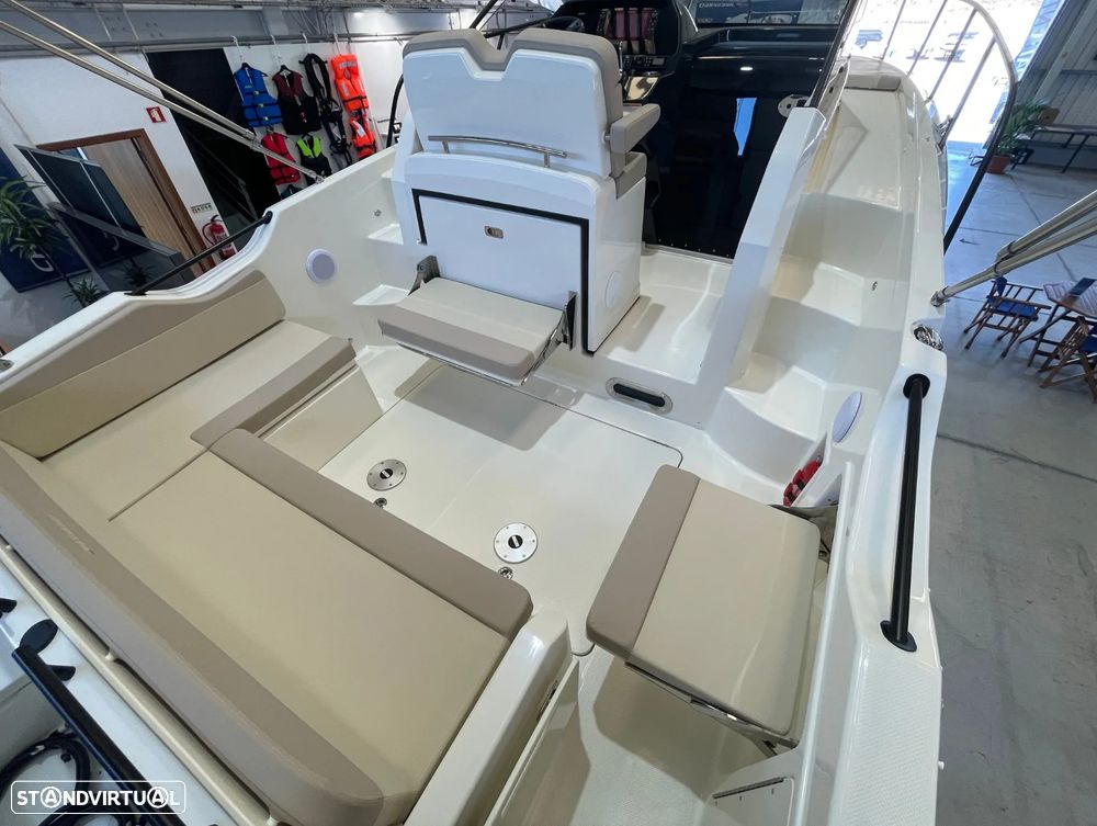 Quicksilver Activ 875 Sundeck - 5