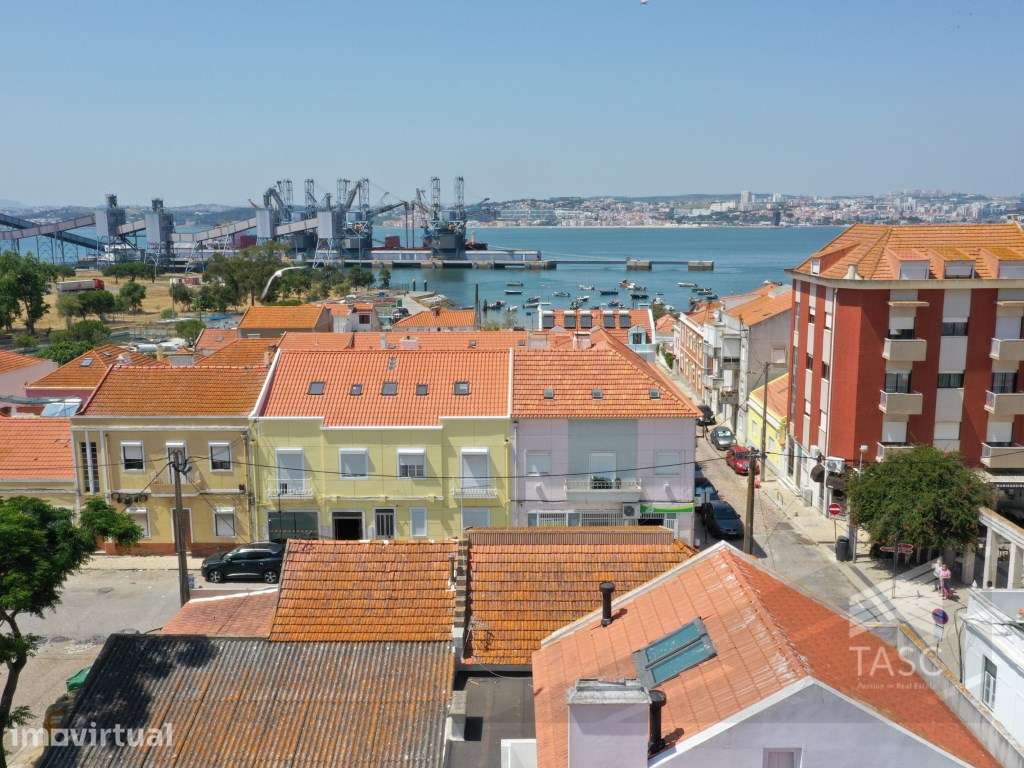 Conjunto de 4 Prédios na Trafaria Quarteirão Completo Junto à Praça... - Grande imagem: 3/36