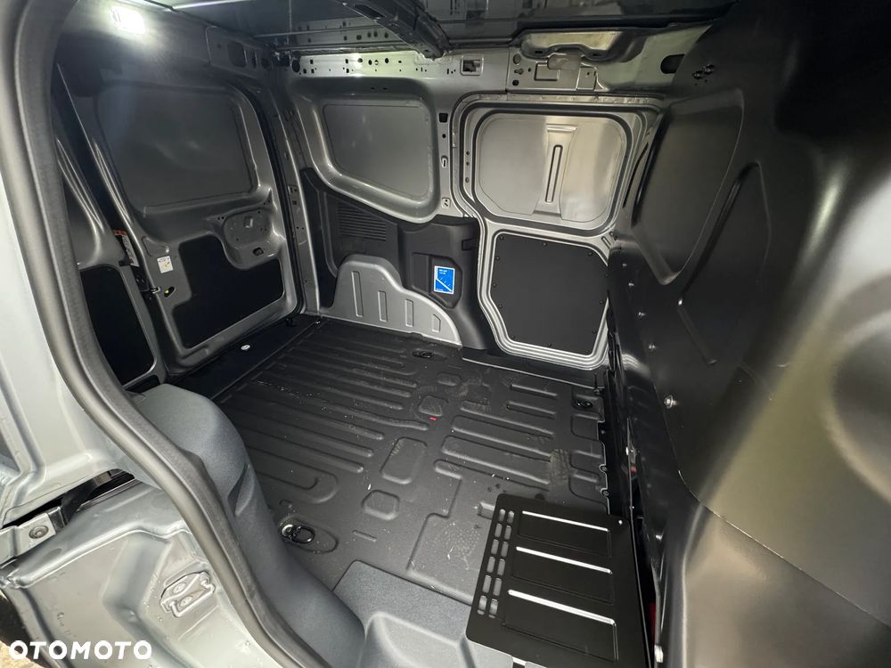 Ford Transit Courier - 12