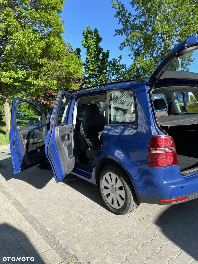 Volkswagen Touran - 11