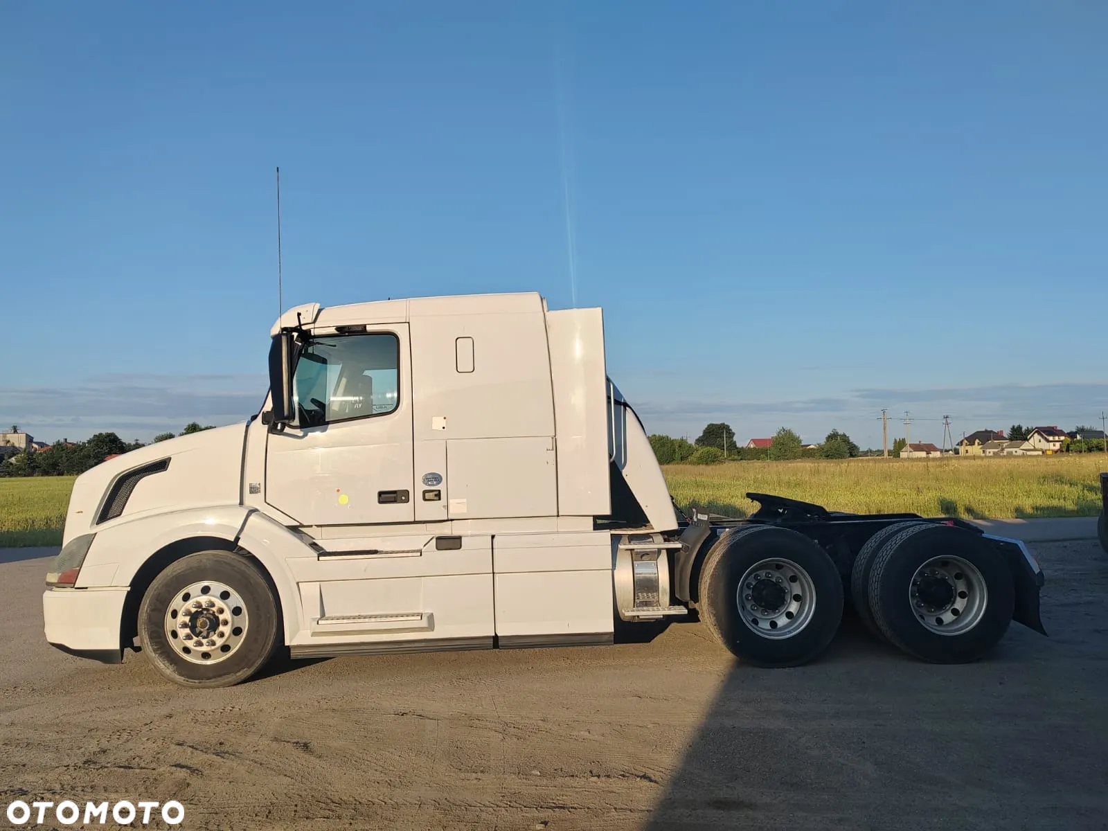 Volvo VNL - 3