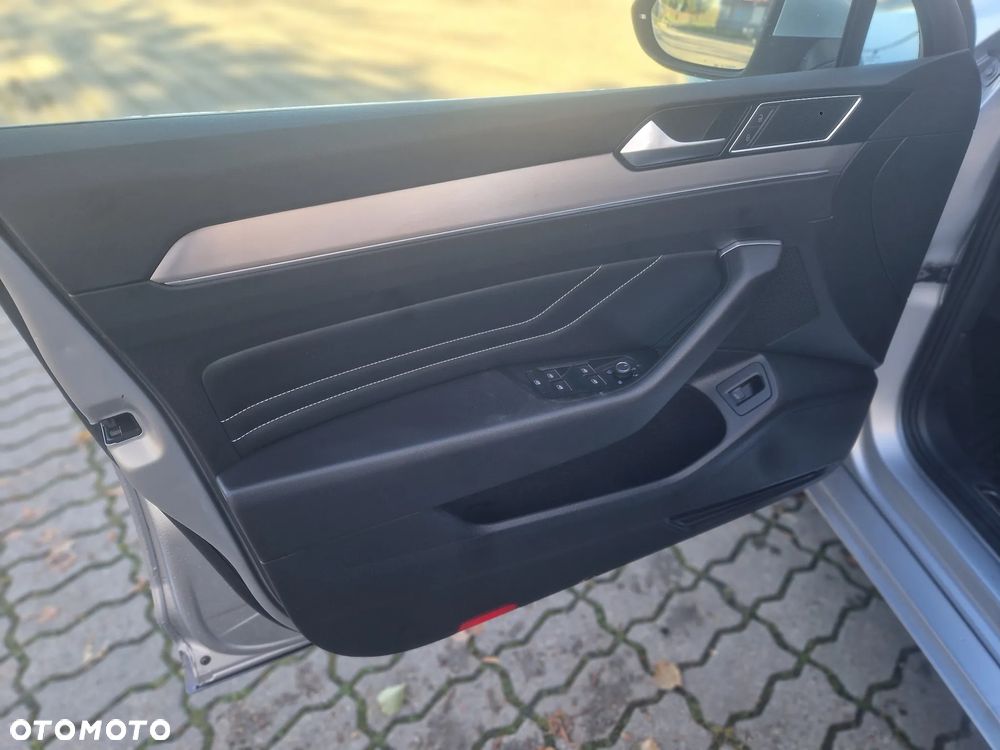 Volkswagen Passat Variant 2.0 TDI SCR DSG 4Motion Business - 21