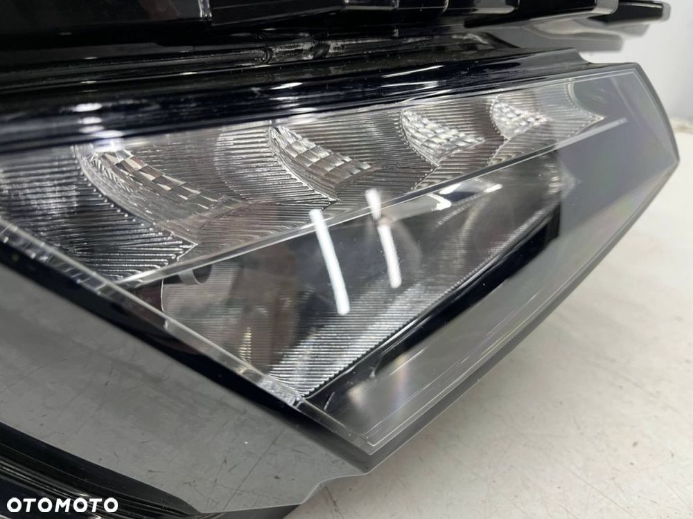 Lampa reflektor Skoda Kodiaq I 16-19r. PRAWA przednia zwykła na żarówki pasek DRL LED prawy przód Eu - 8