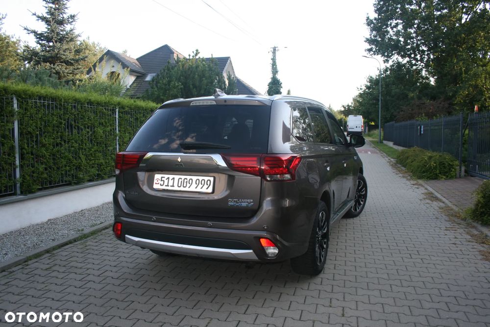 Mitsubishi Outlander Intense + - 12
