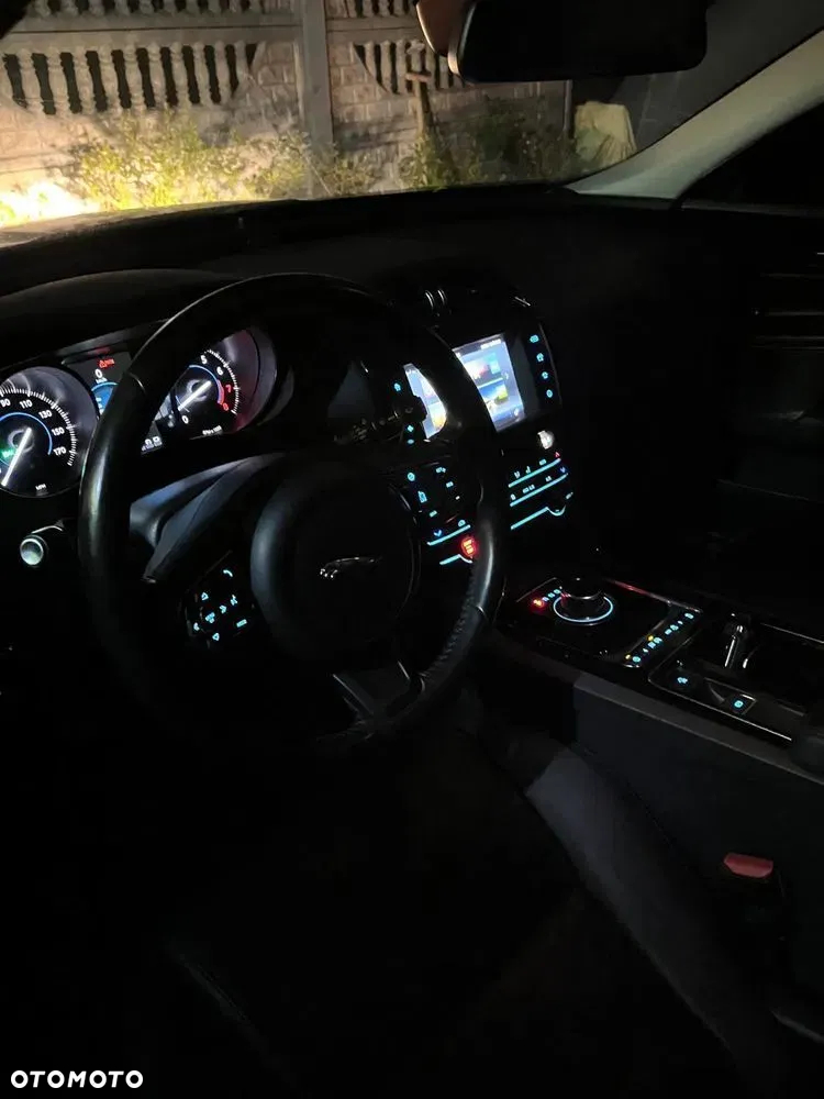 Jaguar XE 2.0 T AWD Prestige - 10