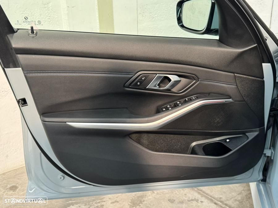 BMW 330 e Touring Pack Desportivo M Auto - 28