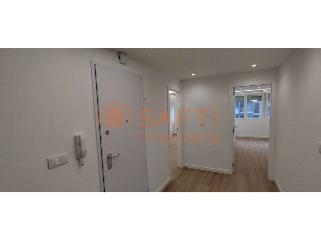 Apartamento T2 em São Domingos Benfica - Grande imagem: 4/12