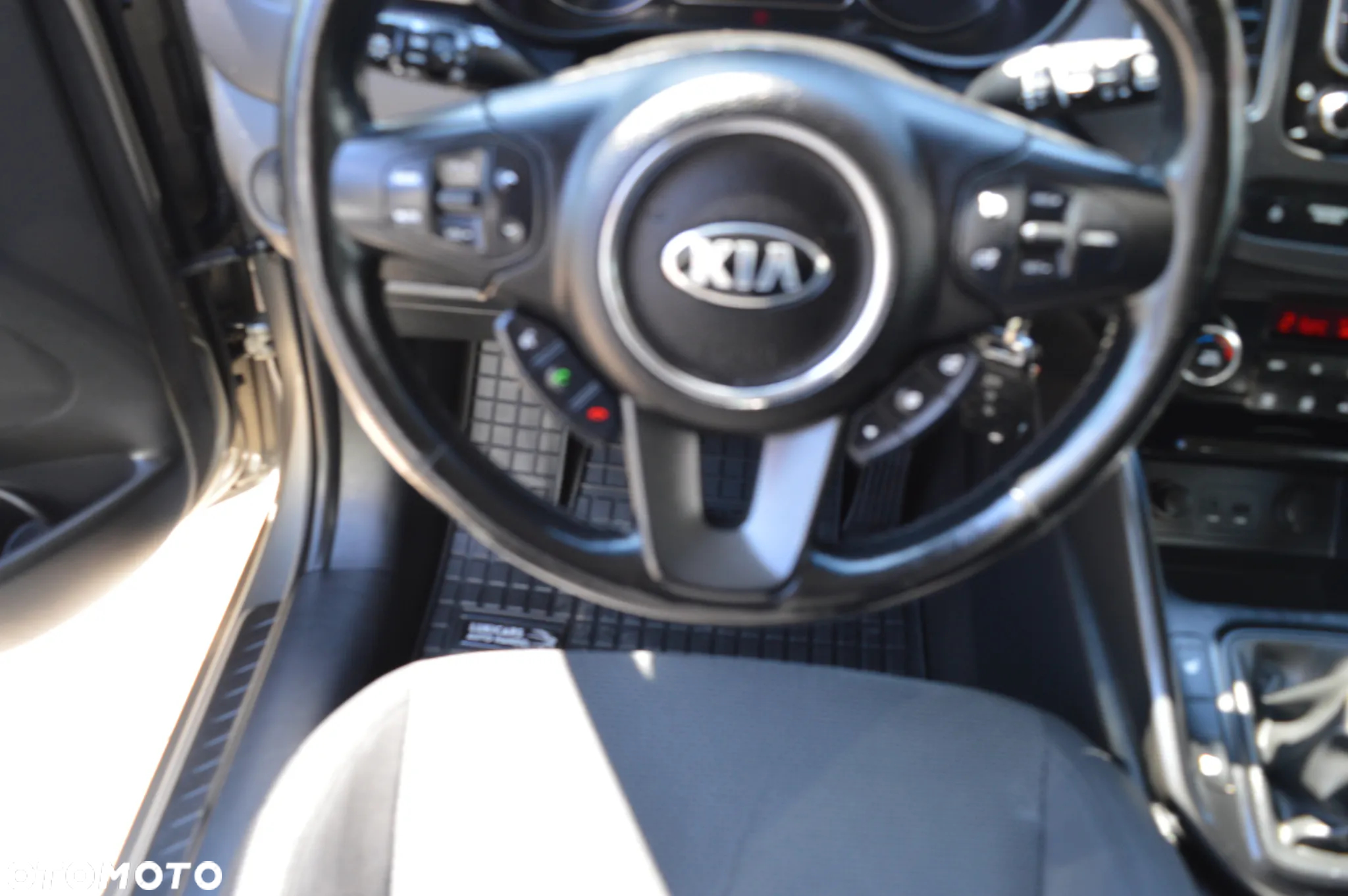 Kia Carens 1.6 GDI Dream Team Edition - 20
