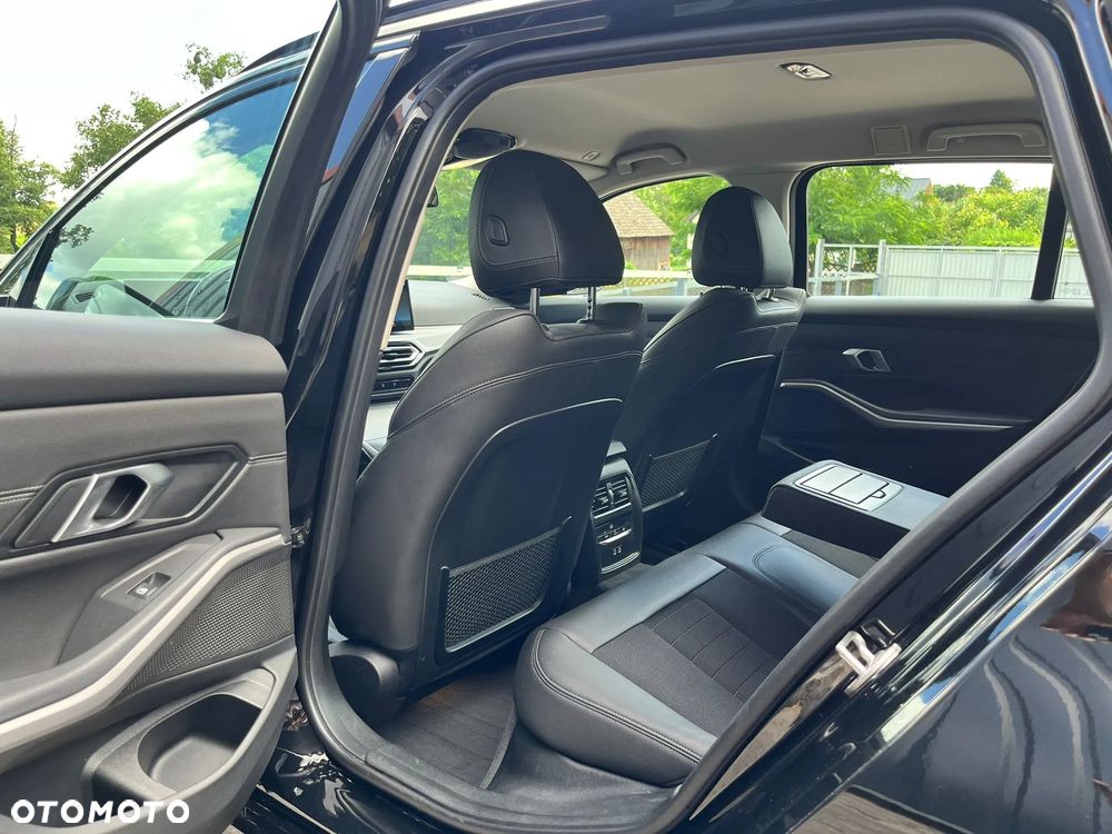 BMW Seria 3 318d mHEV - 26