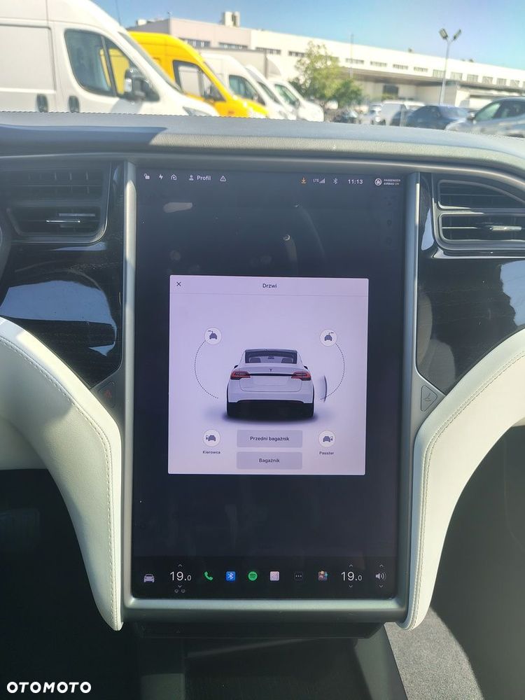 Tesla Model X - 20