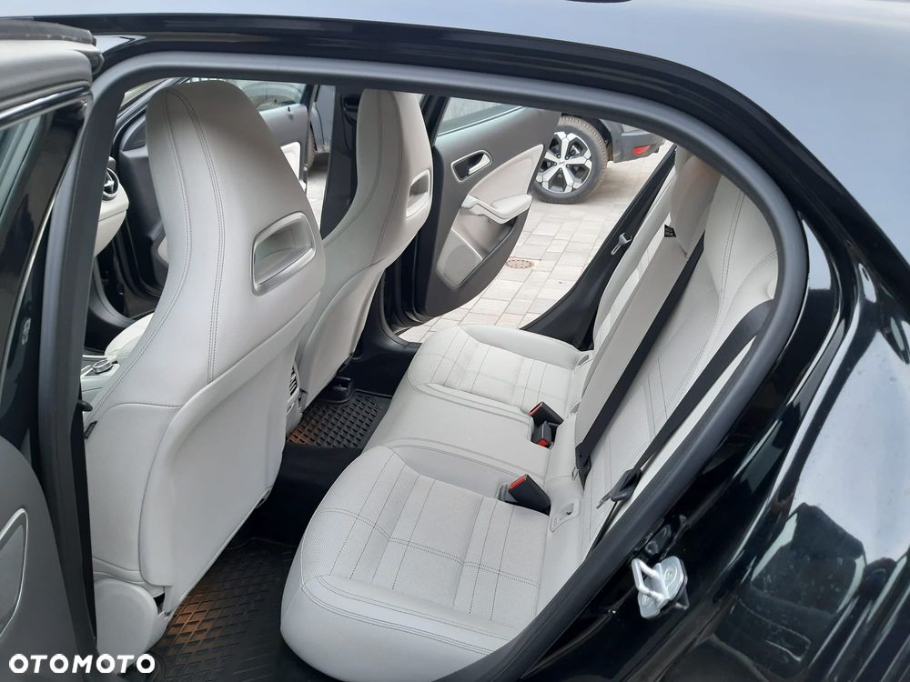 Mercedes-Benz GLA - 9