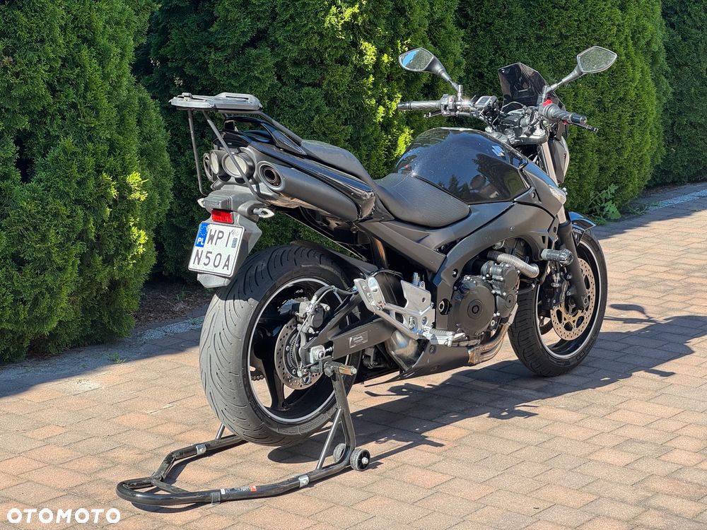 Suzuki GSR - 4
