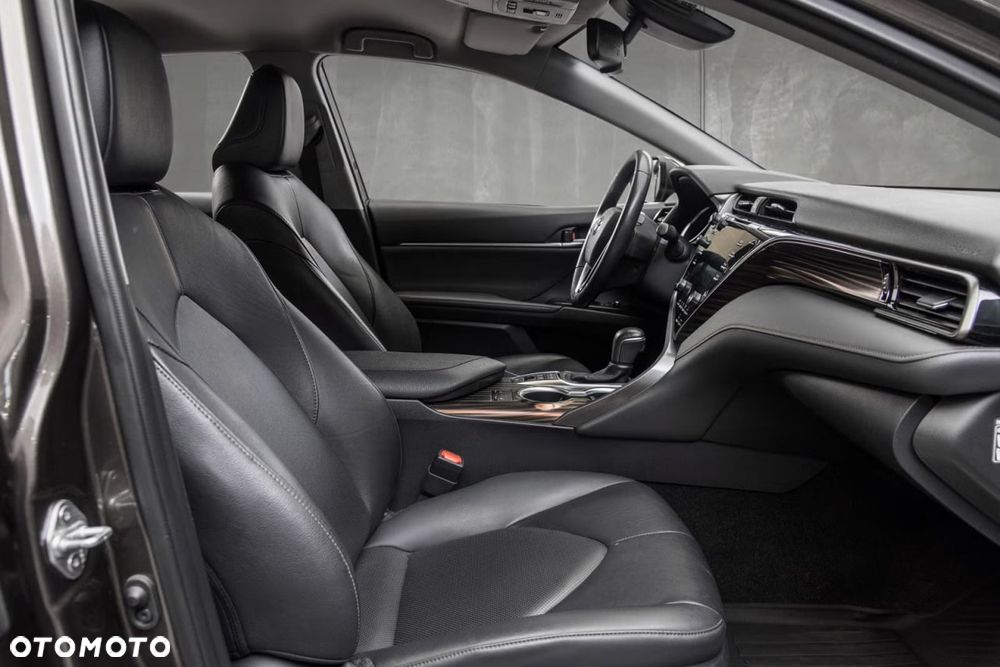 Toyota Camry 2.5 Hybrid Executive CVT - 16