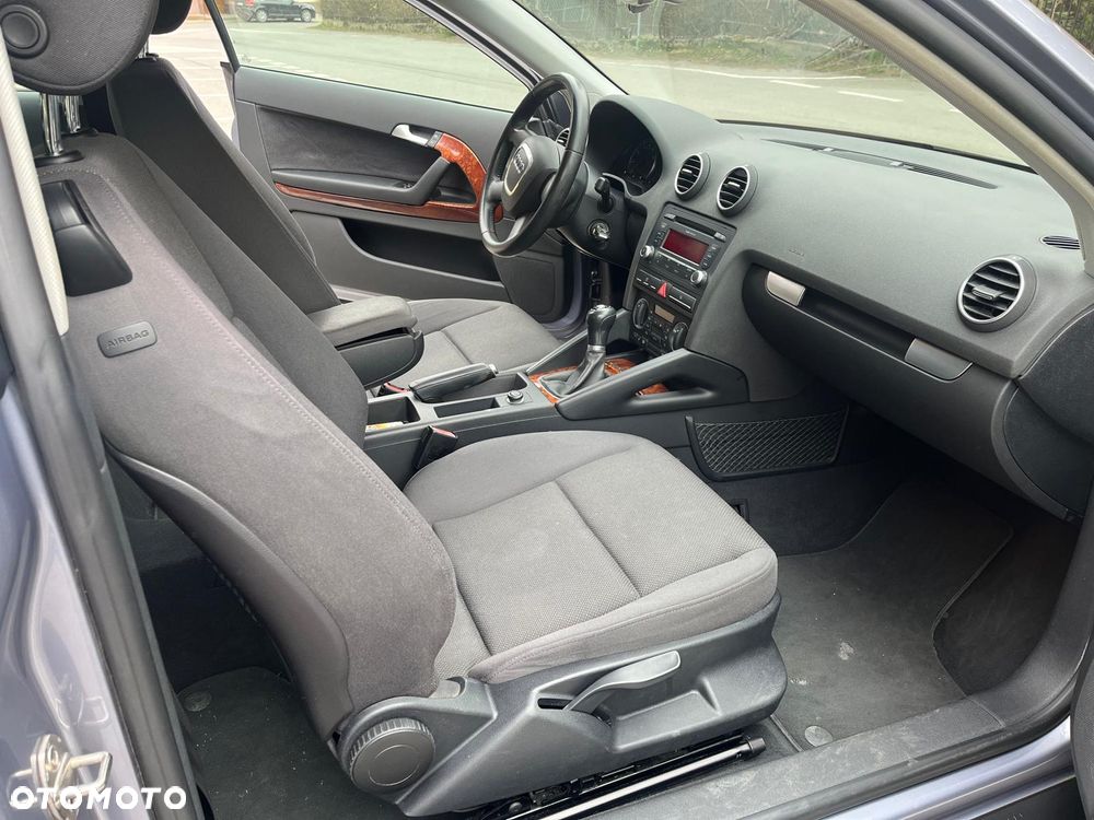 Audi A3 3-drzwiowe 1.6 FSI Attraction - 9