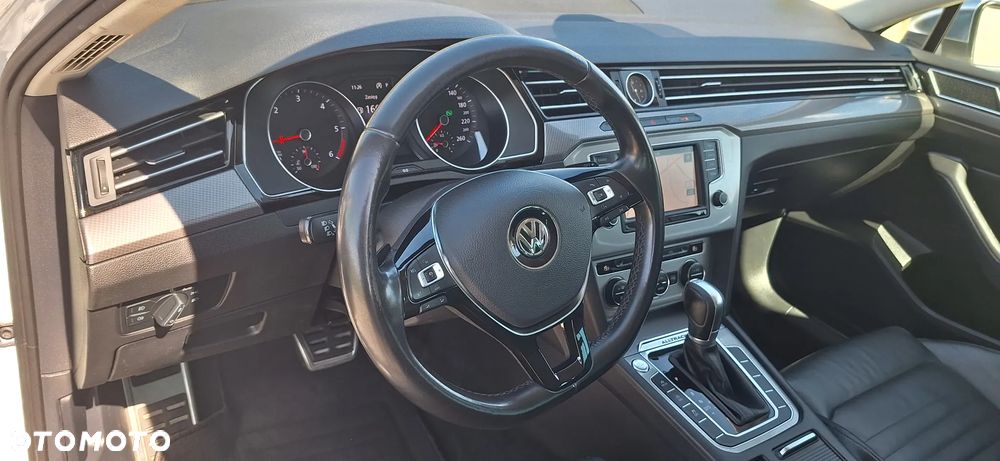 Volkswagen Passat 2.0 TDI SCR DSG 4Motion Elegance - 17