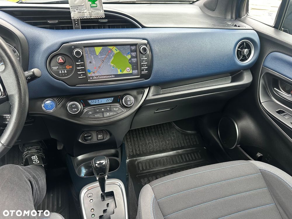 Toyota Yaris Hybrid 100 Selection - 11