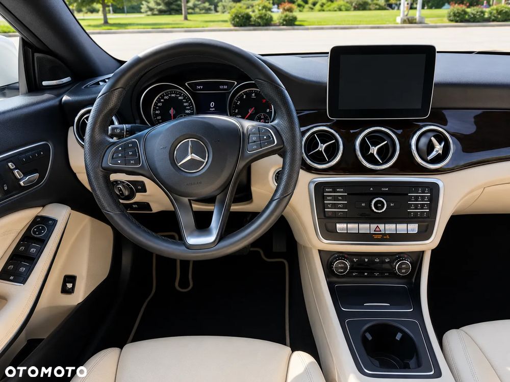 Mercedes-Benz CLA 250 4Matic 7G-DCT - 11
