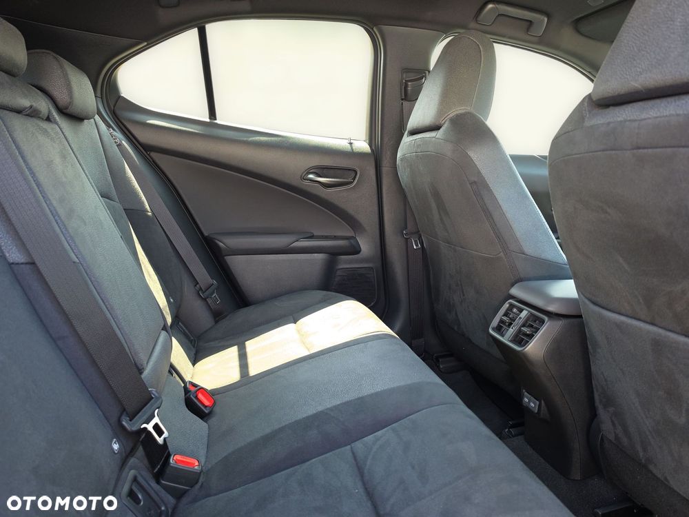 Lexus UX 300h Business - 24