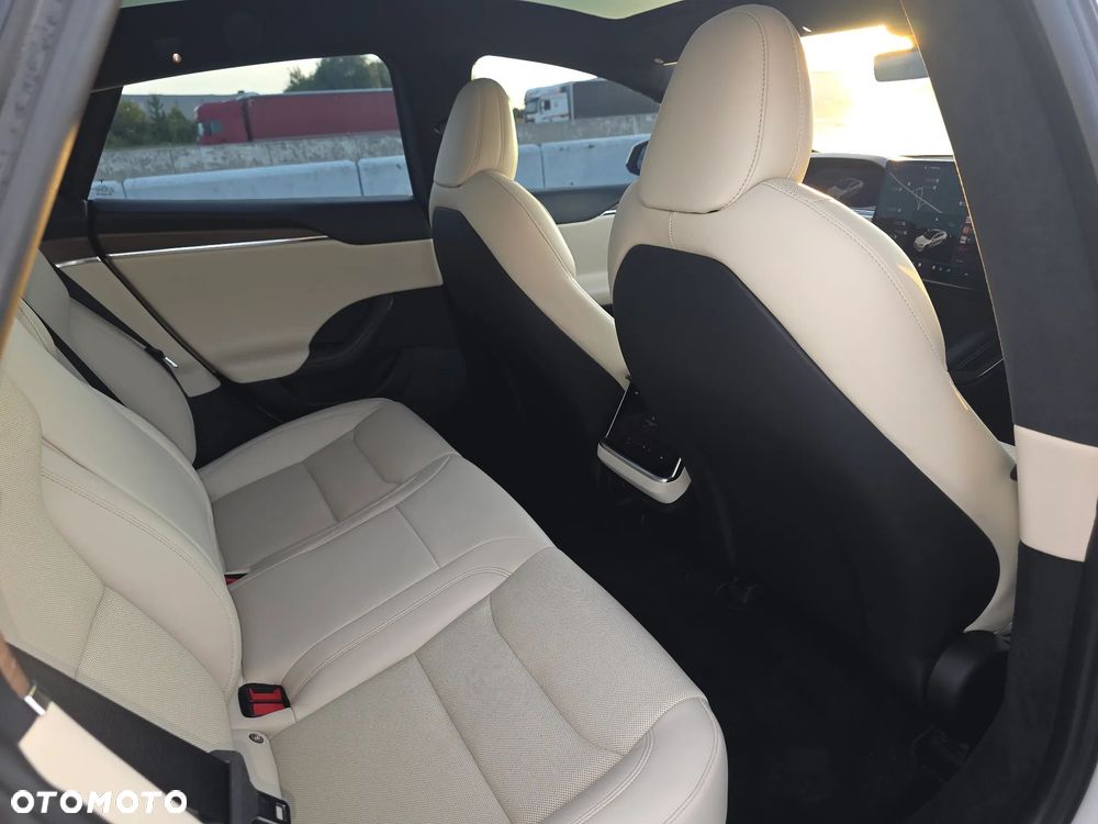 Tesla Model S Long Range - 11