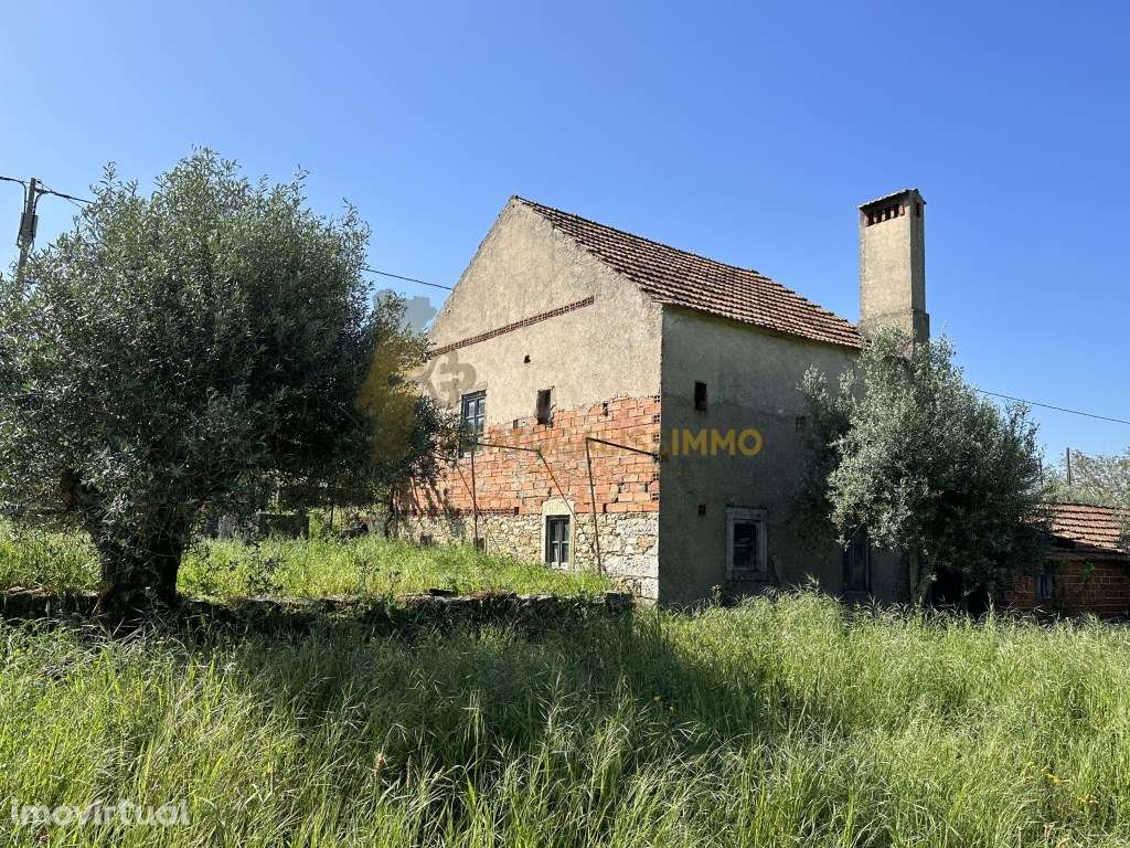 Vende-se: Bela casa antiga para renovar; magnífico terreno arborizado. - Grande imagem: 4/37