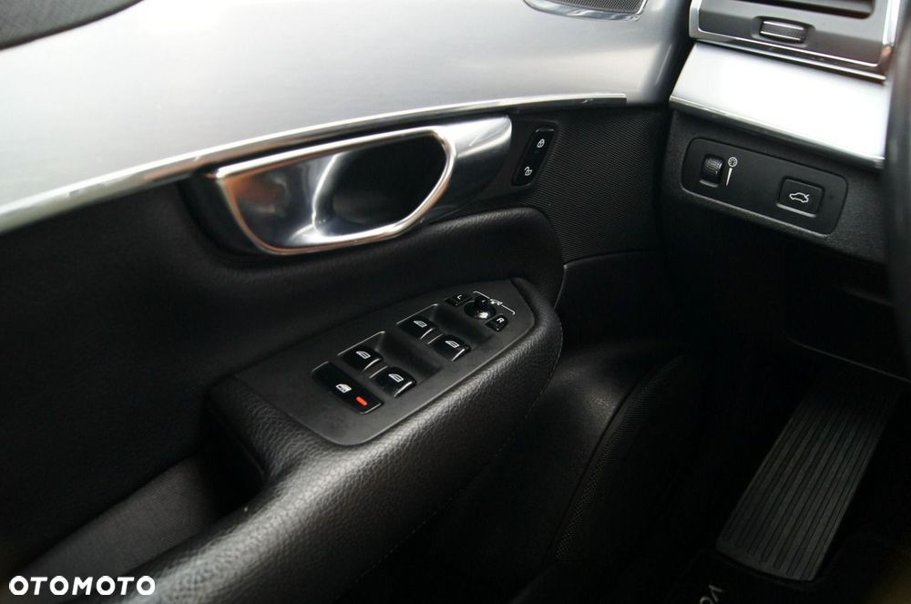 Volvo XC 90 D5 AWD Geartronic Momentum - 28